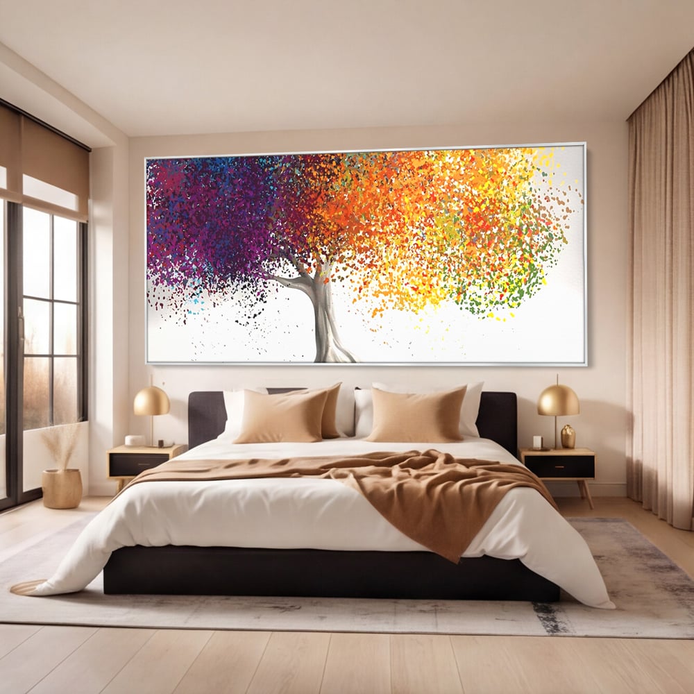 Tablou canvas cu tablou canvas cu un copac colorat, in rama de aluminiu argintiu, pe perete intr-un dormitor
